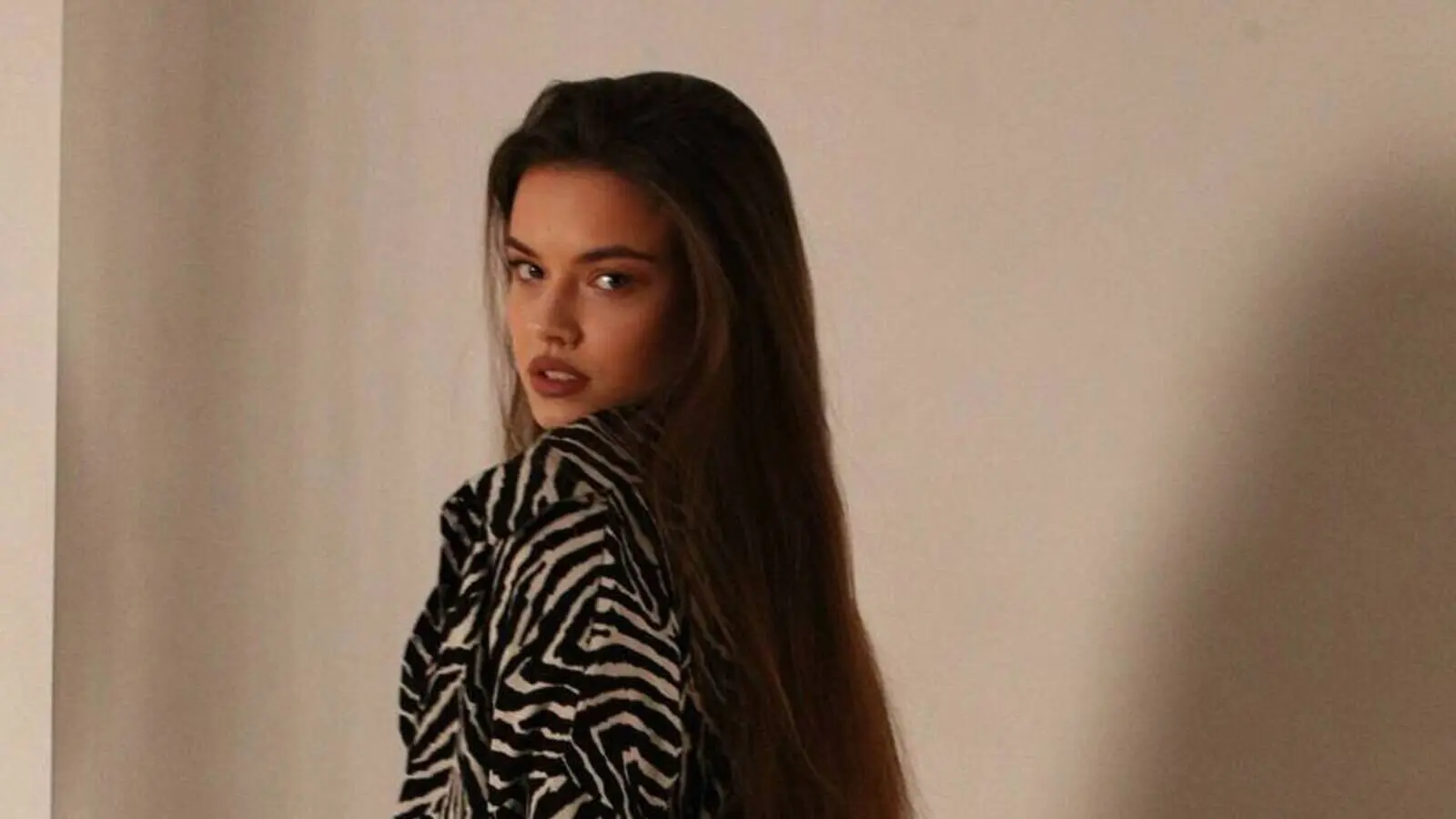 Enter AmeliLorans VIP Show