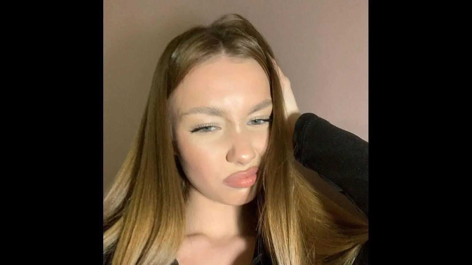 Enter MaybelleBucklew VIP Show