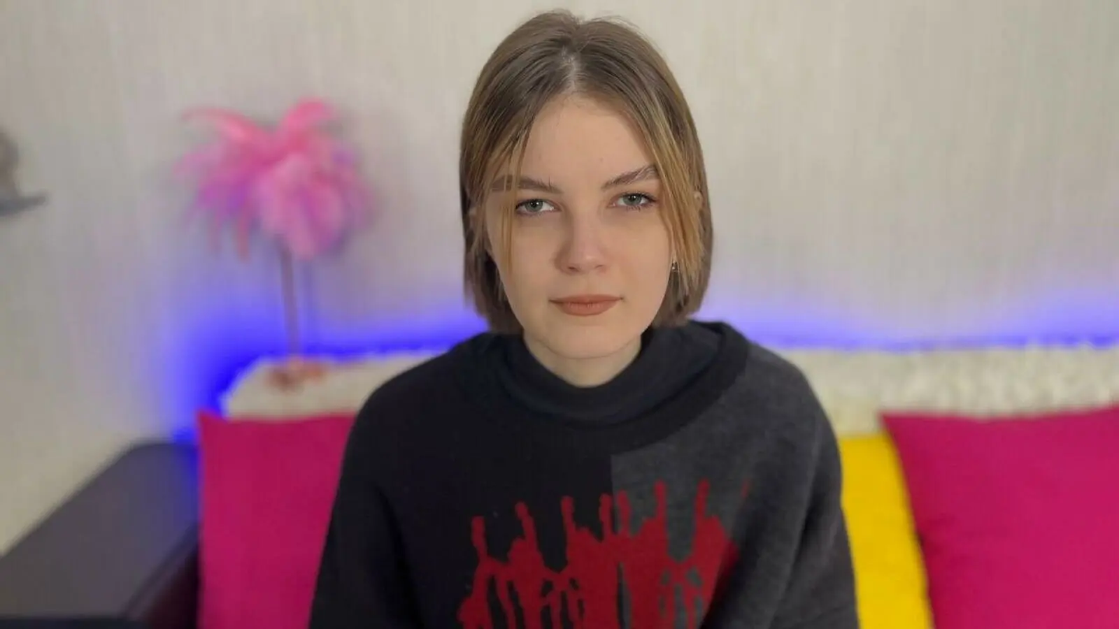 Enter SophiaHolsten VIP Show